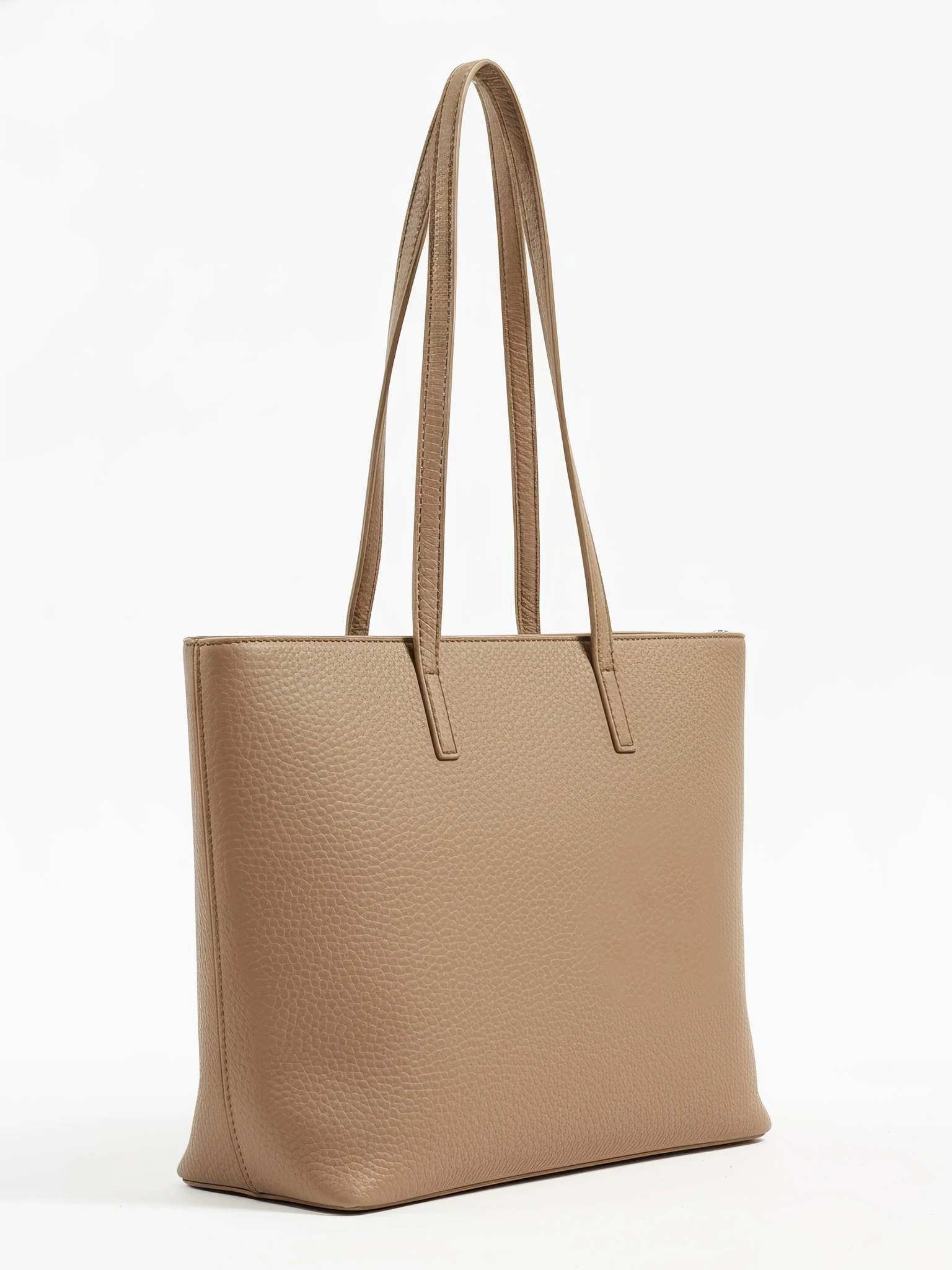 Сумка-тоут с декоративным брелком в ассортименте